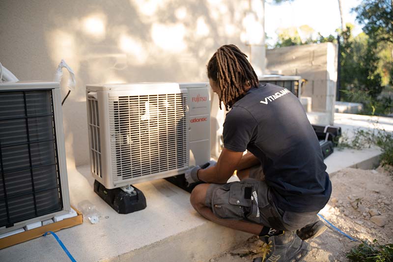 TVA à 5,5 % sur la climatisation réversible : conditions 2026 La TVA sur la climatisation réversible évolue en 2026. Depuis le 18 juillet, certaines pompes à chaleur air/air peuvent bénéficier du taux réduit de 5,5 %, sous réserve de respecter plusieurs conditions. Cette évolution concerne aussi bien la fourniture du matériel que son installation. Technicien Vitaclim