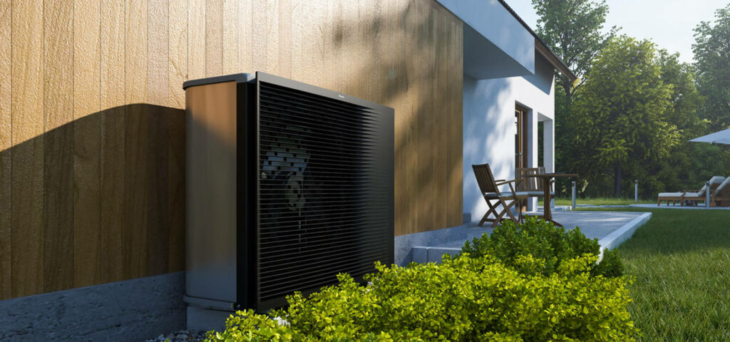 Unité extérieure de pompe à chaleur air-eau installée contre une maison