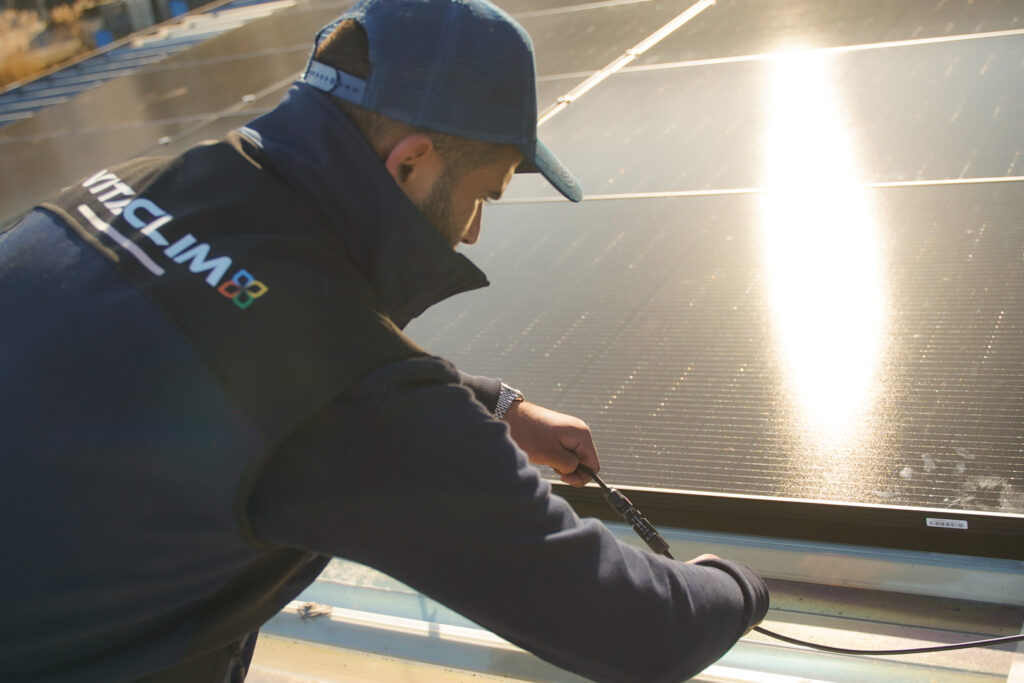 Batterie de stockage solaire : atteignez 90 % d'autoconsommation C’est là qu’intervient la batterie de stockage solaire. Véritable alliée de l’autoconsommation, elle permet de stocker le surplus d’énergie produit en journée pour l’utiliser plus tard, notamment le soir ou en cas de coupure de courant. Batterie stockage solaire