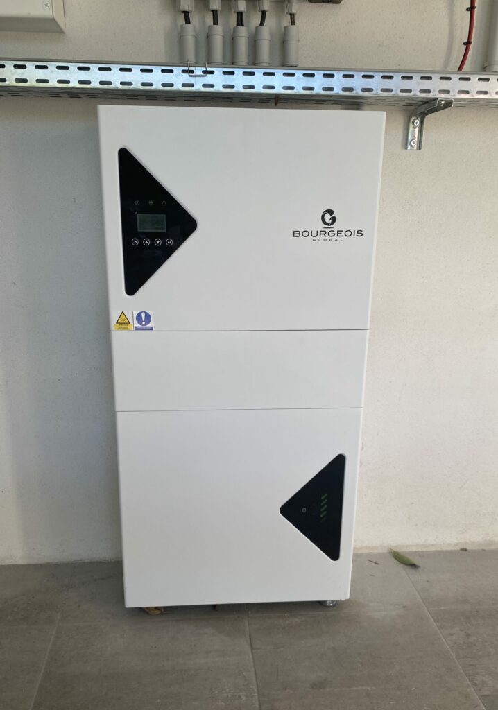 Batterie de stockage solaire : atteignez 90 % d'autoconsommation C’est là qu’intervient la batterie de stockage solaire. Véritable alliée de l’autoconsommation, elle permet de stocker le surplus d’énergie produit en journée pour l’utiliser plus tard, notamment le soir ou en cas de coupure de courant. Batterie stockage solaire